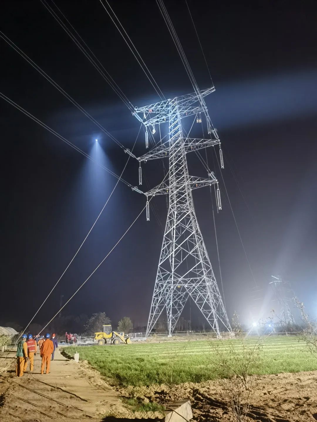 系留無人機照明系統(tǒng)在陜西電網(wǎng)渭南市潼關(guān)縣輸變電工程亮相-.